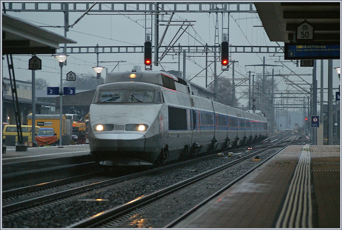 Ein TGV Lyria auf dem Weg von Bern nach Paris (via Pontarlier) bei der Durchfahrt in Ins bei einem Wetter, welches sich etwas unvorteilhaft auf die Bildqualität auswirkt. 

7. Dez. 2009