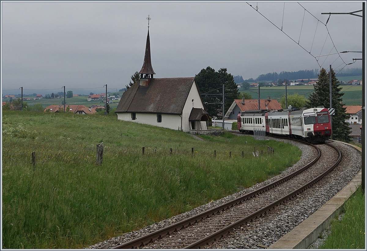 Ein TPF NPZ  bestehend aus dem RBDe 567 181, einem  B, und dem ABt 381 auf dem Weg nach Bulle bei der Kapelle von Vaulruz.

12. Mai 2020