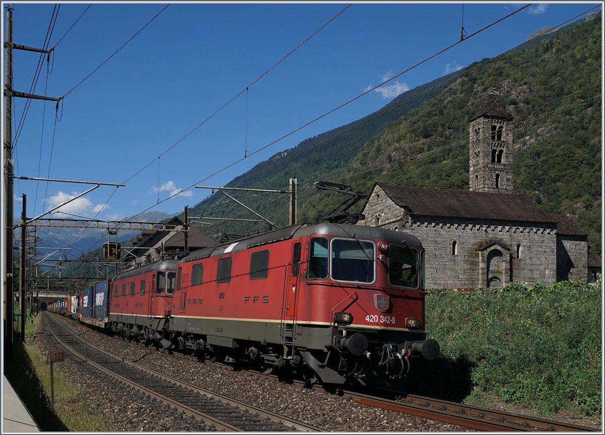 Eine  Re 10/10  mit der Spitzenlok Re 420 342-8 mit einem langen Güterzug bei der Fahrt Richtung Süden in Giornico.
7. Sept. 2016