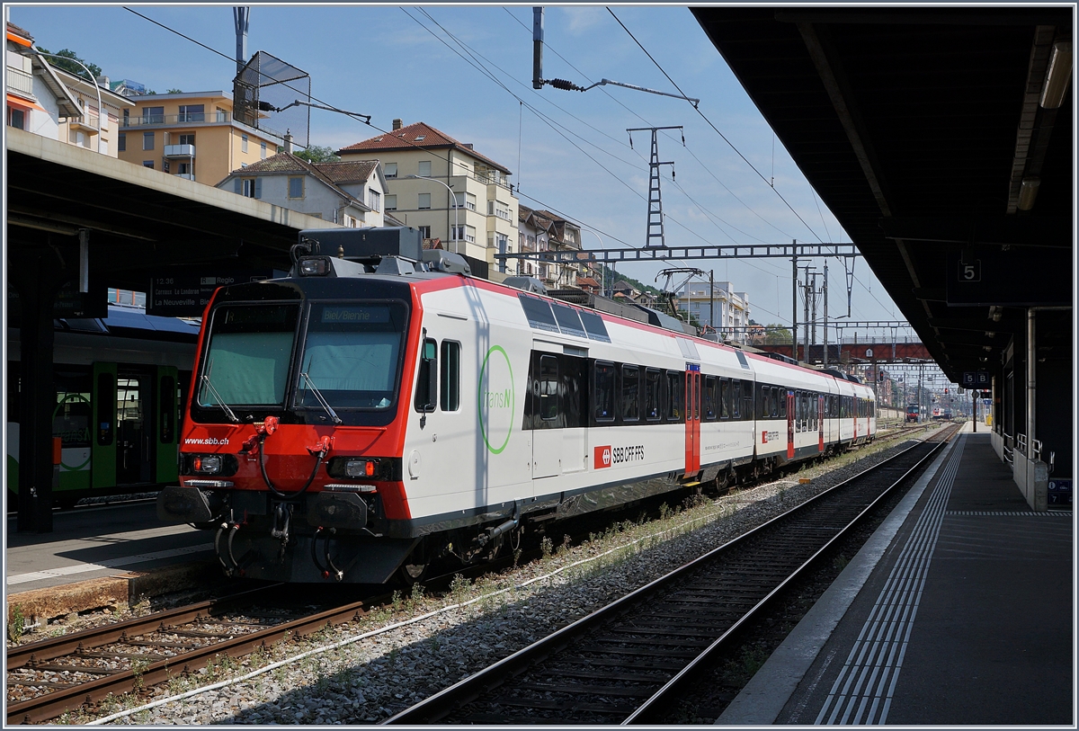 Einige SBB RBDe 560 Domino Züge sind mit dem TransN Logo versehen; werden aber freizüging auf allen Strecken um Biel/Bienne, Neuchâtel und Lausanne eingesetzt. 

Im Bild ein solcher Domino als Regionalzug nach Biel/Bienne. 

10. Aug. 2020   