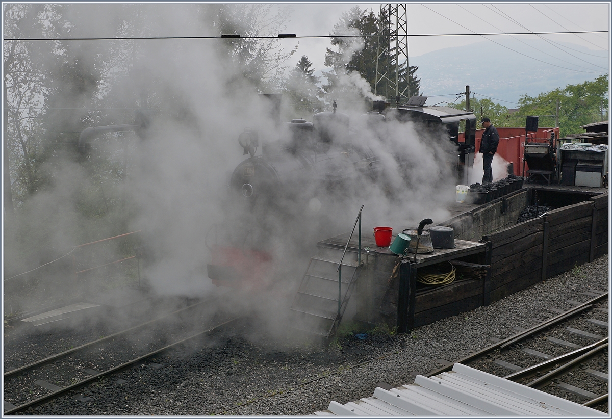 Es dampft wieder bei der Blonay Chamby Museumsbahn: die 51. Saison begann am 4. Mai und wird am 27. Okt. 2019 enden. 
Die G 2x 2/2 105 wird in Chaulin für die Nachmittagsfahrten vorbereitet.

18. Mai 2019   