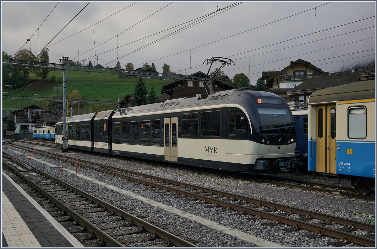 Es entzieht sich meiner Kenntnis, weshalb der nur 60 km/h  schnelle  MVR Zahnradtriebzug ABeh 2/6 7501 an diese Tag in Zweisimmen weilte. 

22. Okt. 2019