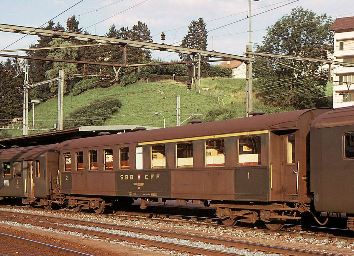 Es ist unerh�rt schwierig, detaillierte Angaben zu den Altbauwagen der SBB zu finden. Es gab einst eine sehr grosse Zahl solcher Wagen, und viele wurden - oft mehrmals - umgebaut oder total neu aufgebaut. Der Wagen 39-03 108 ist in Moutier abgebildet; er wiegt 35 t und d�rfte aus der Serie 4301-4319 von 1930 stammen. 22.Juli 1975 (1972 waren noch 13 dieser Wagen in genieteter Bauweise vorhanden) 