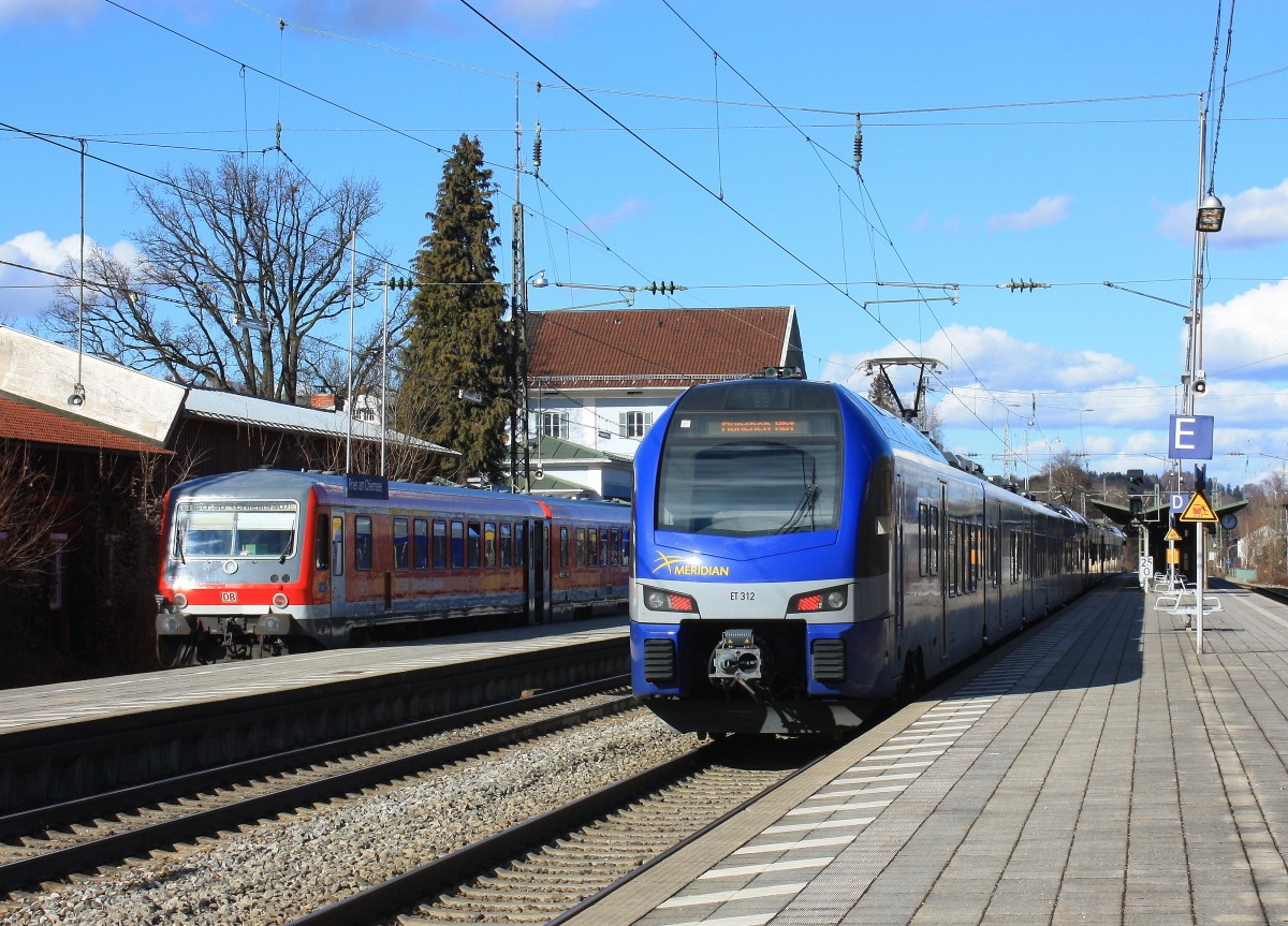 ET 312 war am 14. Februar 2014 die hinter Garnitur des Zuges nach M�nchen. Aufgenommen im Bahnhof von Prien.