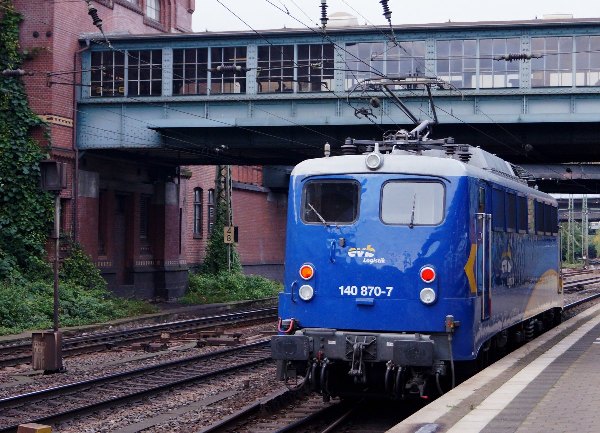 evb: Lokzug von evb Logistik mit der blauen 140 870-7 (ehemals DB) beim Passieren des Bahnhofs HAMBURG HARBURG am 13. Oktober 2015.
Foto: Walter Ruetsch