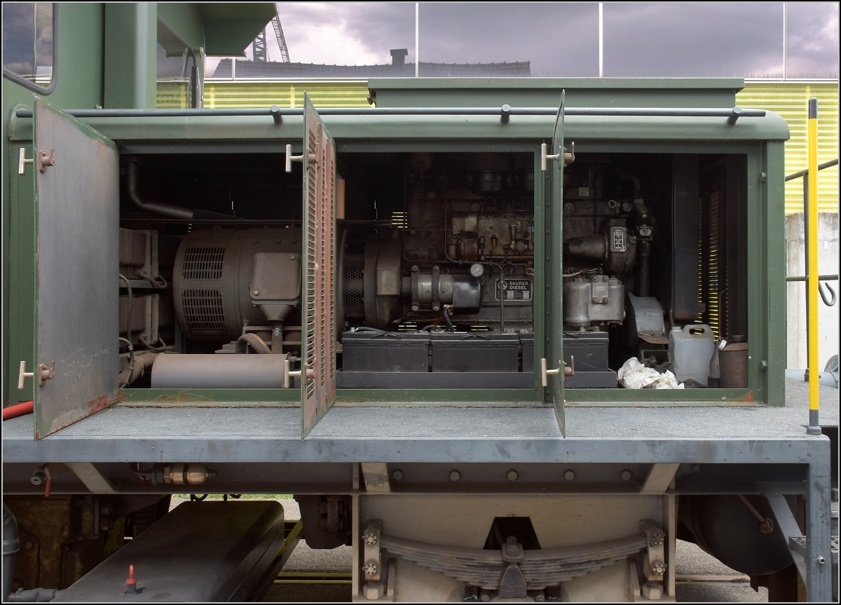 Fahrtag Wolfhuuser Bahn.

Blick auf das Innere des Stadler Rangiertraktors mit Generator und 90 PS Saurermotor. Ein Standard-LKW-Saurermotor allerdings ohne Turbolader. Wolfhausen, Oktober 2021.
