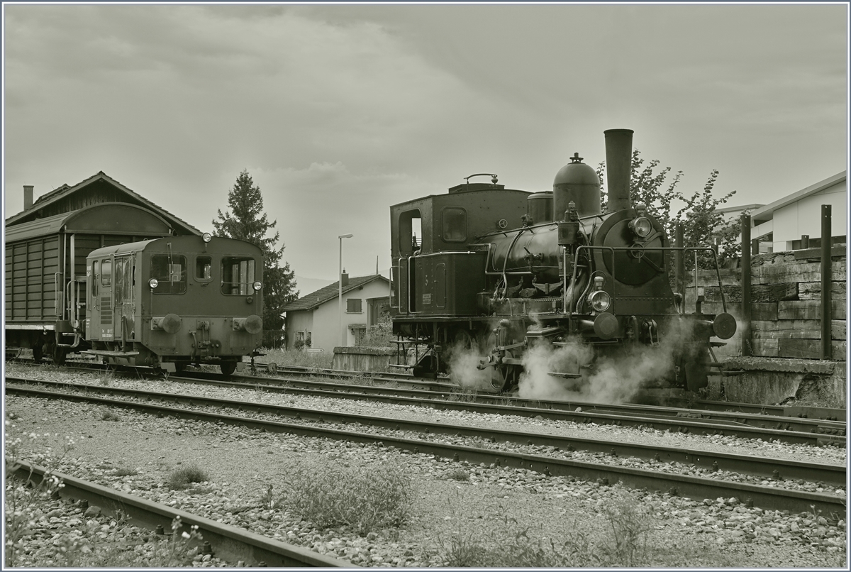 Faszination Dampf: Das Tigerli der ST in Triengen; oder etwas ausführlichger: Die 1907 bei der SLM unter der Fabriknummer 1810 für die SBB gebaute E 3/3 8479 ist heute bei der Sursee Triengen Bahn (ST) im Einsatz. Sie trägt nicht nur für jederman ersichtlich die Nummer 5, sondern verfügt auch über eine UIC Nummer: 90 85 0008 479-7. 
27. August 2017
