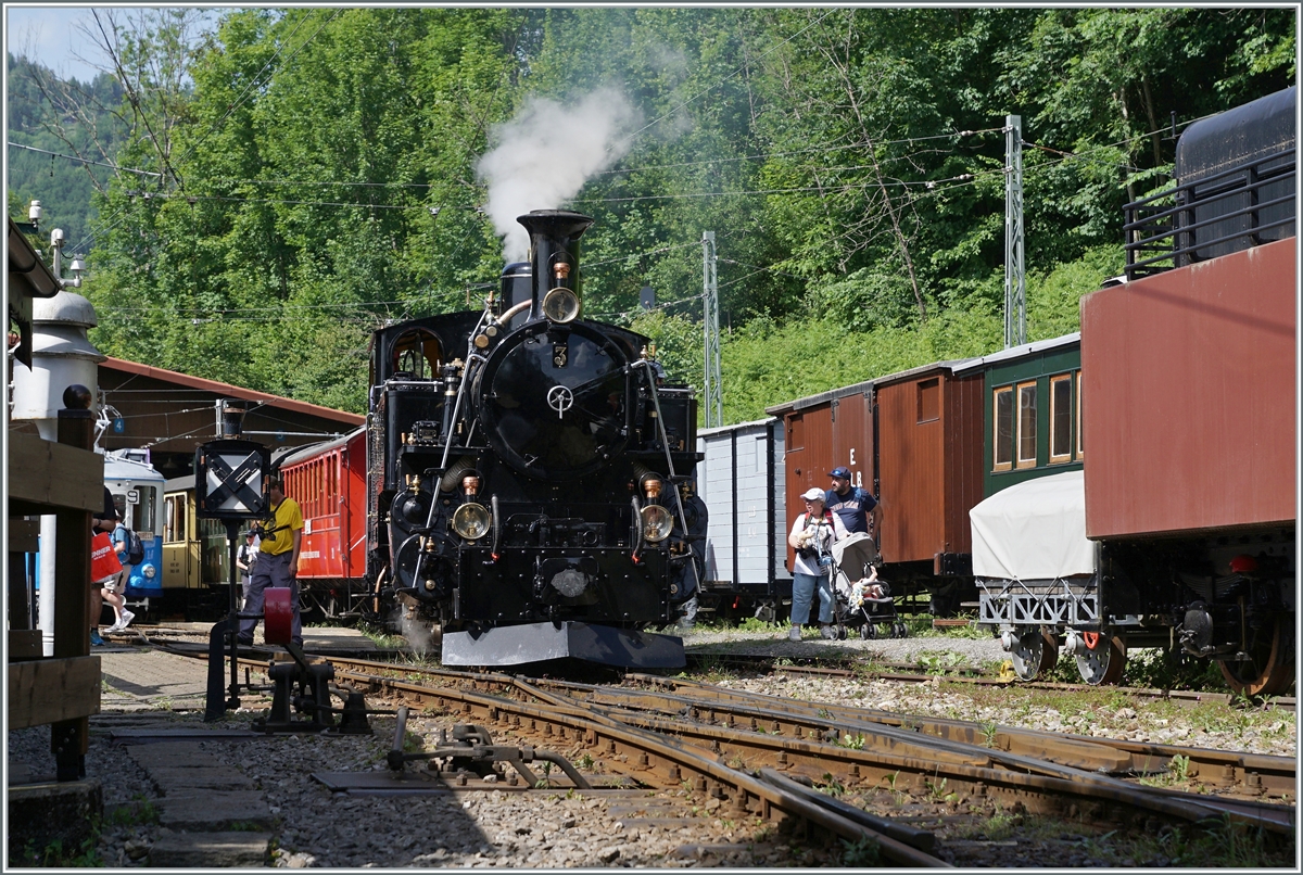  Festival Suisse de la Vapeur 2022 / Schweizer Dampffestival 2022  der Blonay-Chamby Bahn: Nun ist die vor kurzem aus Meiningen zur�ckgekehrte BFD HG 3/4 N� 3 der Blonay-Chamby Bahn wieder bei der B-C in Betrieb. Die HGe 3/4 N� 3 ist mit ihrem Zug in Chaulin eingetroffen, und dampft nun zum Wasserfassen.

4. Juni 2022

