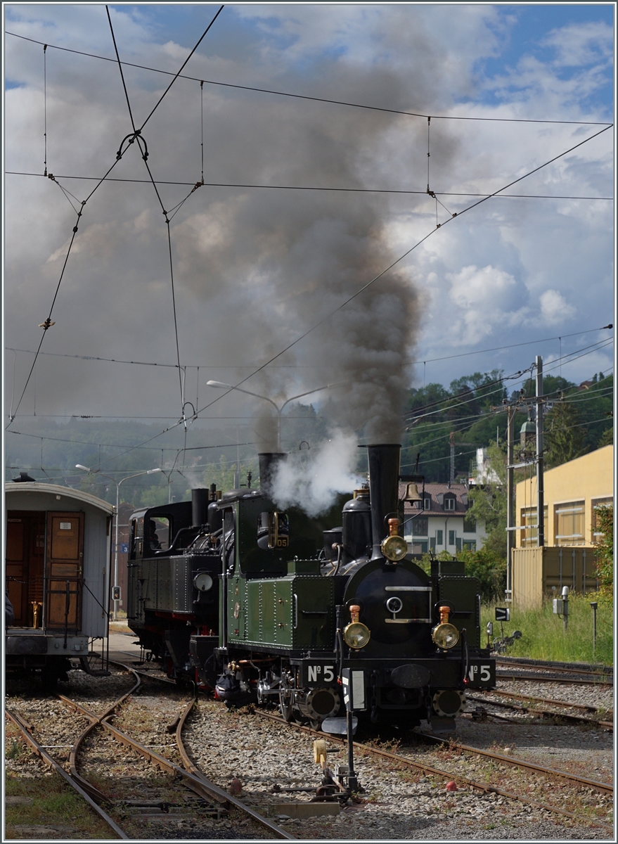 Festival Suisse de la vapeur (Schweizer Dampffestival 2024)

Für die Doppeltraktion des 17:10 Zugs ab Blonay nach Chamby werden in Blonay die beiden Blonay-Chamby Bahn Dampfloks SEG G 2x 2/2 105 und LEB G 3/3 zusammengekuppelt und rangieren gemeinsam zu ihrem Zug.

19. Mai 2024 

