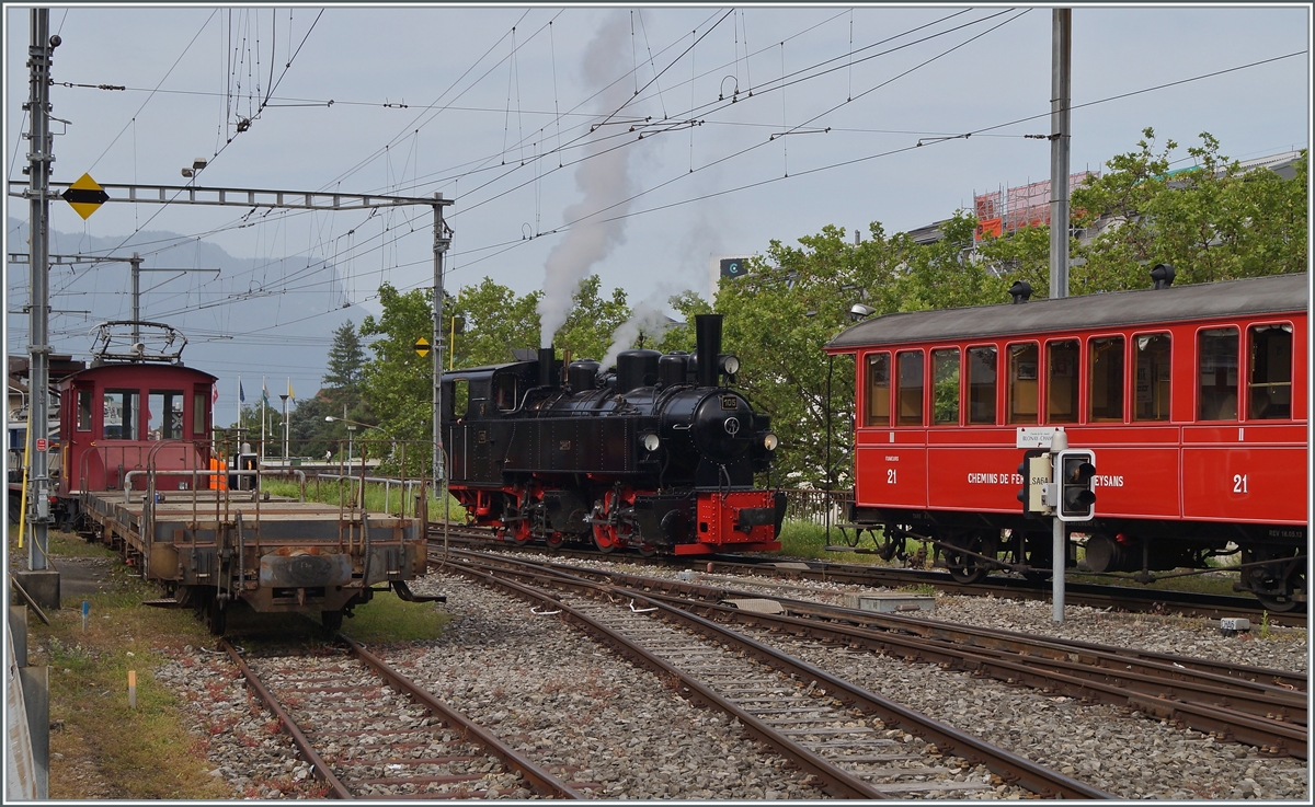 Für eine grössere Gesellschaft führt die Blonay-Chamby Bahn einen Extrazug von Vevey nach Chaulin. Hier wird die aus Chaulin in Vevey eingetroffene und ins Bahnhofsvorfeld rangierte Komposition von der G 2x 2/2 105 umfahren. 

20. Juni 2021