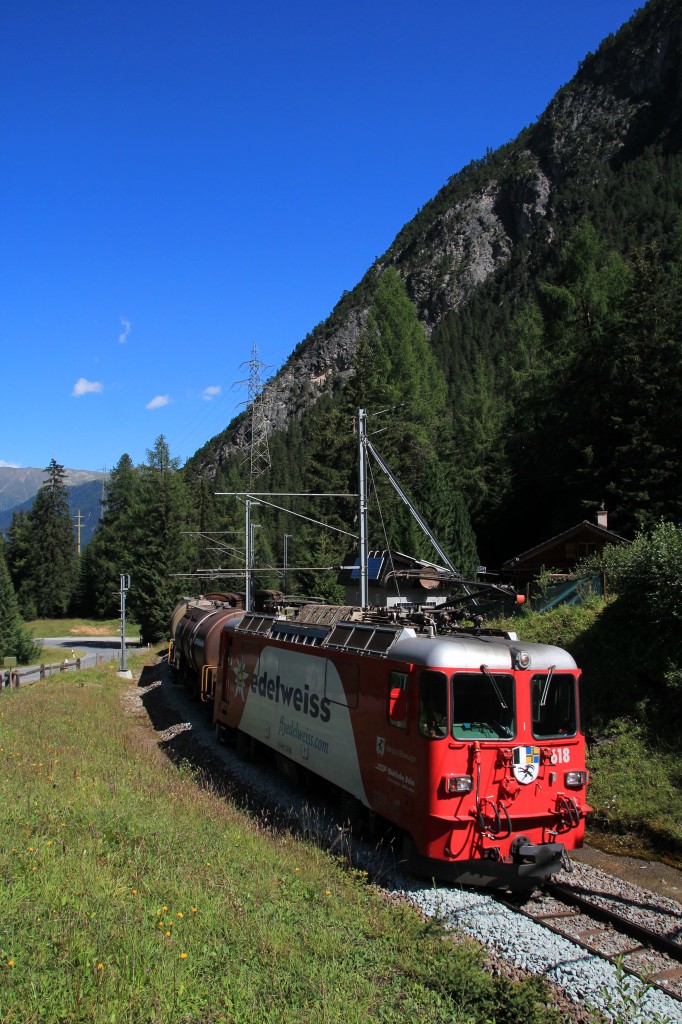 Ge 4/4 II - 618  Edelwei�-Lok  ist am 18. August 2014 auf der Albula-Strecke zwischen Berg�n und Preda unterwegs.
