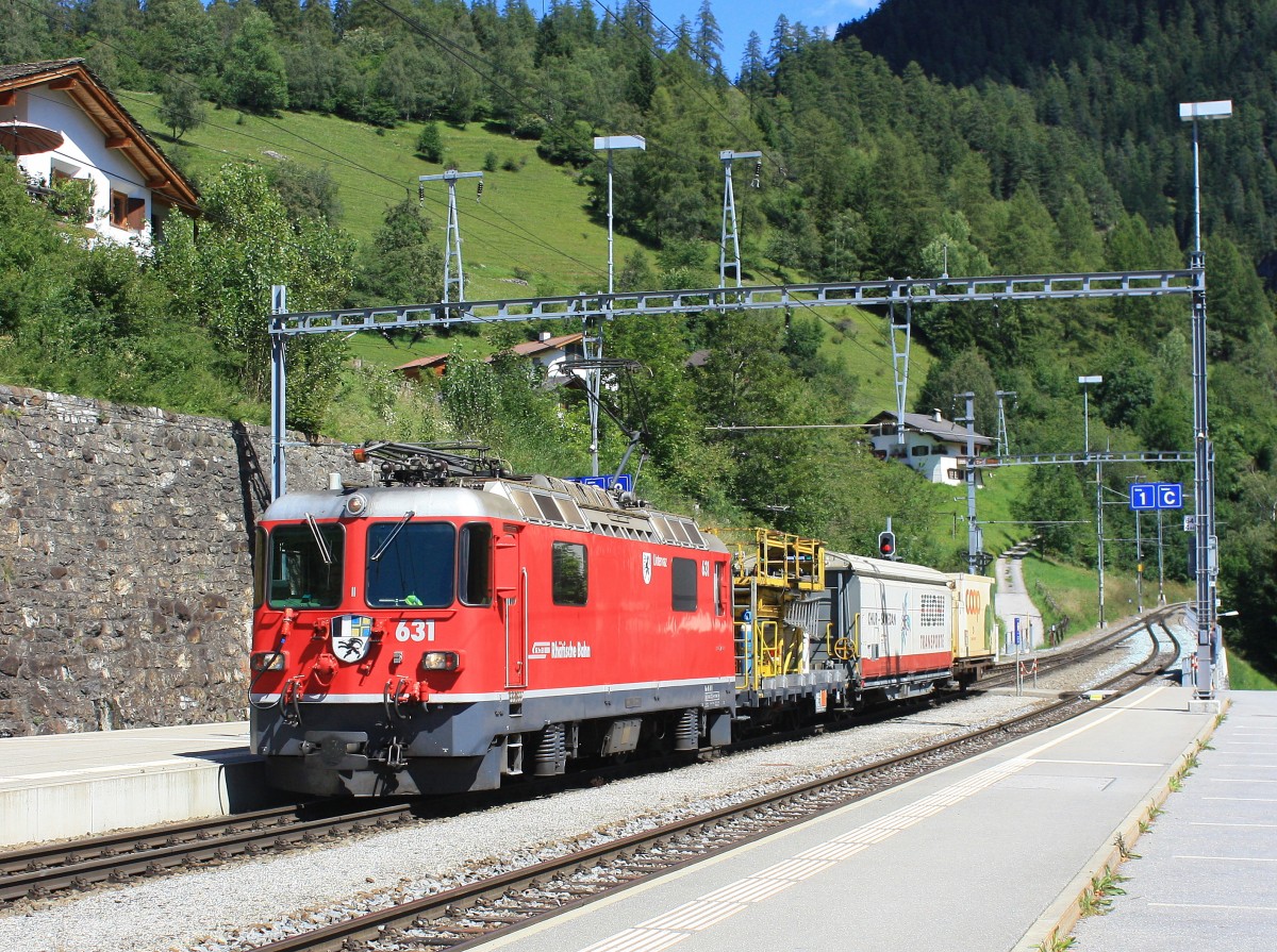 Ge 4/4 II - 631  Untervaz  durchf�hrt am 18. August 2014 mit einem kurzen G�terzug den Bahnhof von Filisur.