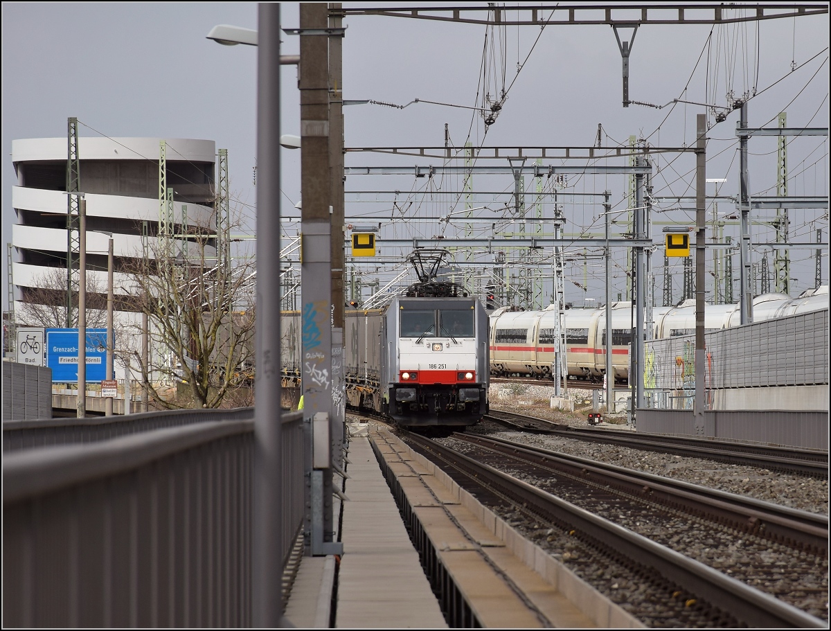 Grau in Grau. 186 251 auf der Verbindungsbahnbr�cke in Basel, M�rz 2019.