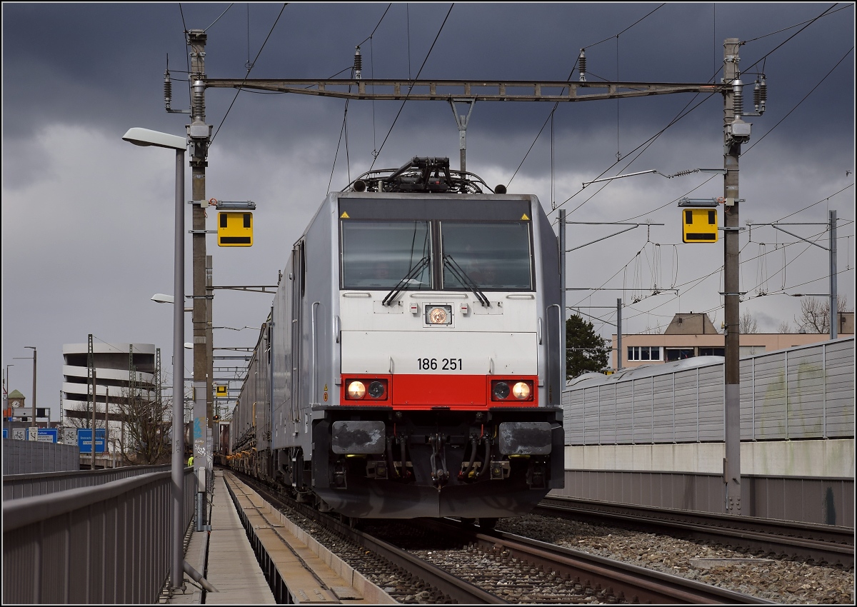 Grau in Grau. 186 251 auf der Verbindungsbahnbrücke in Basel, März 2019.