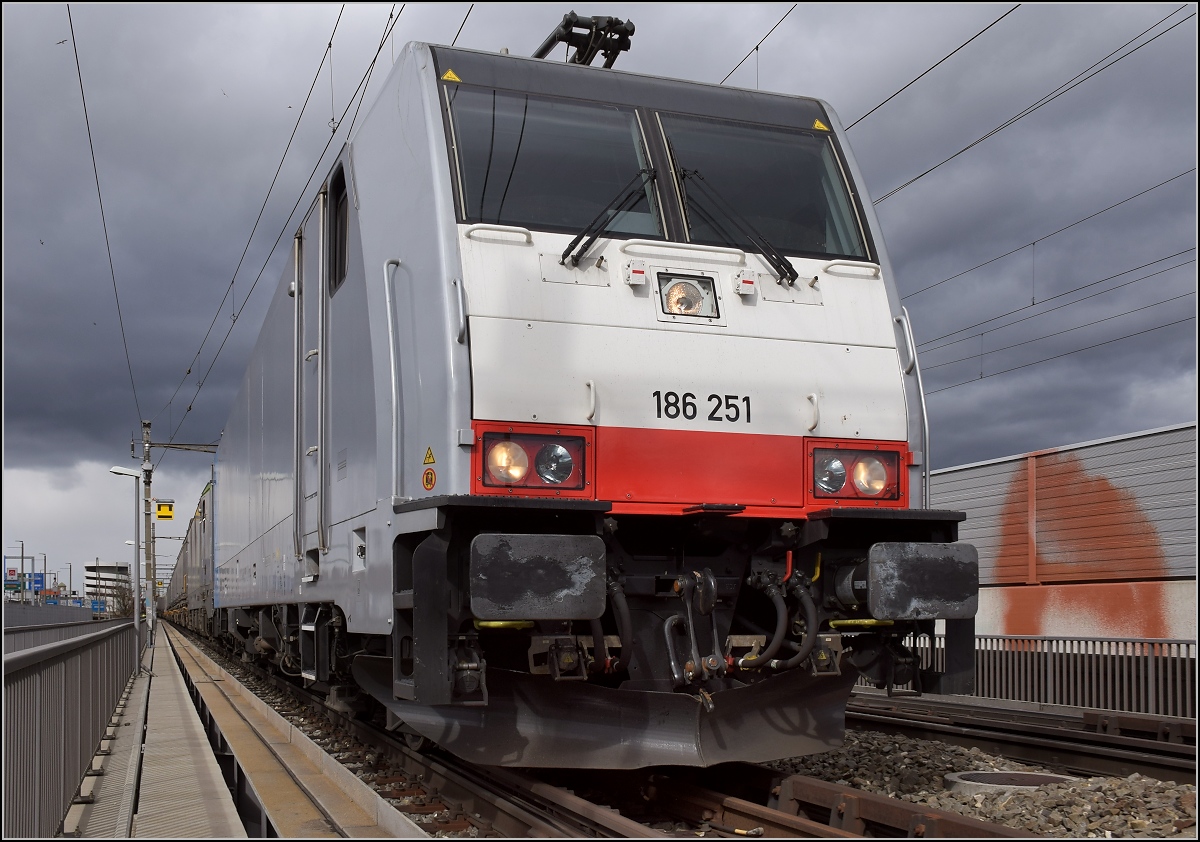 Grau in Grau. 186 251 auf der Verbindungsbahnbr�cke in Basel, M�rz 2019.