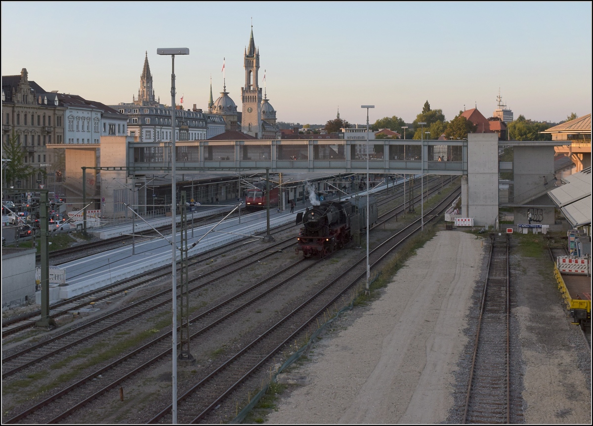 Grenzgängerin 023 058-1.

Nach getaner Arbeit bei ihrer Runde über die ganz neu wiedereröffnete Ablachtalbahn fährt 23 058 aus eigener Kraft wieder zurück in die Schweiz, während der Zug ab Singen mit elektrischer Kraft bei Thayngen einreist. 23 058 hingegen muss in der Ostschweiz vorerst MThB-Ec 3/5 Nr. 3 vertreten. September 2021.