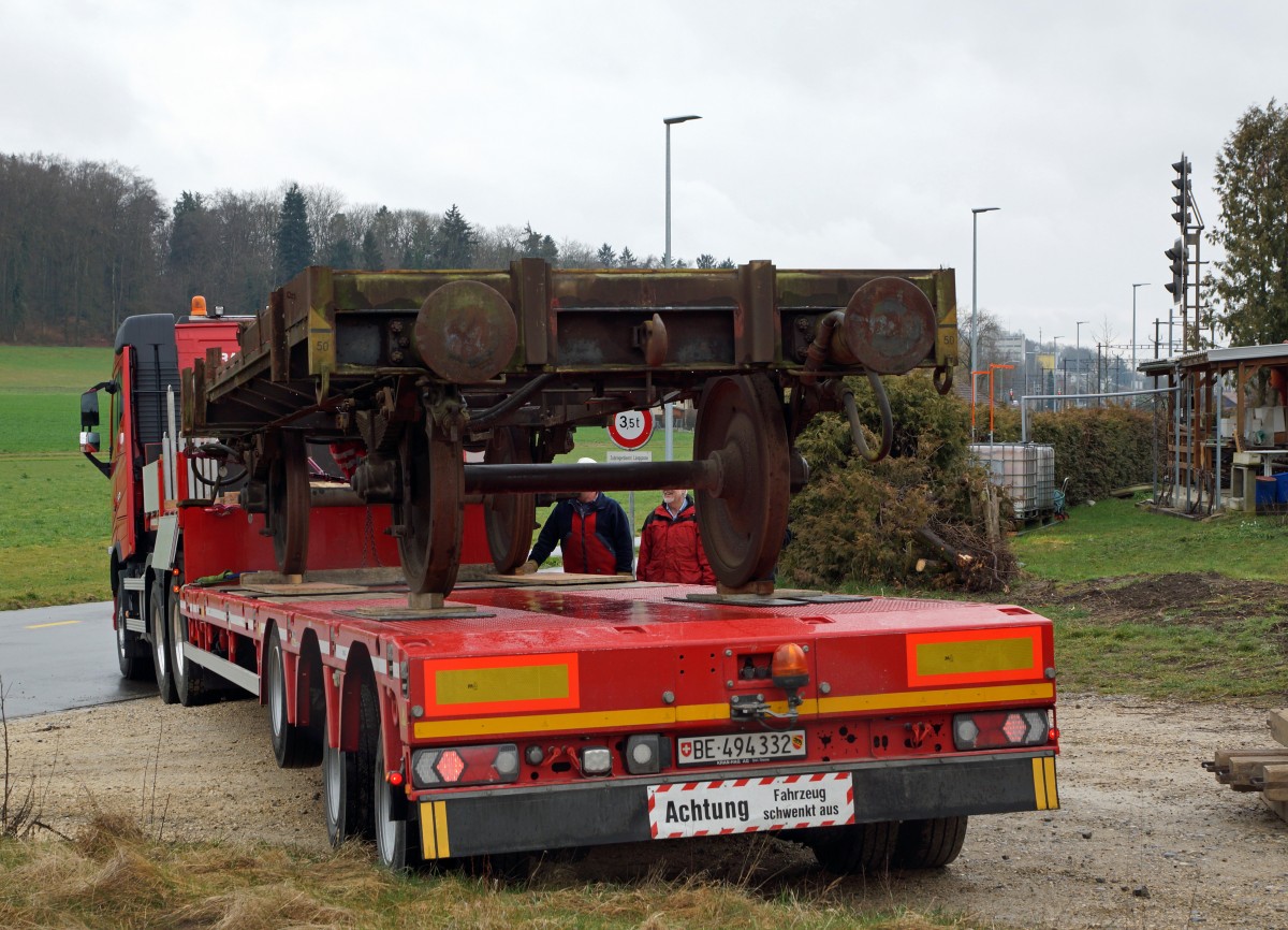Güterwagen: AUSZUG AUS BUSSWIL. Heute den 2. März 2016 hat sich der N-Bahn-Club Busswil (NBCB) endgültig von seinen zwei Güterwagen getrennt, die der Neugestaltung des Bahnhofs Busswil zum Opfer gefallen sind. Während der letzte in der Schweiz noch vorhandene Kühlwagen P 23 85 849 1801-1 (ehemals Sais AG Horn/TG, Baujahr 1951) mit dem ursprünglichen Holzkasten in Frauenfeld bei IG Schiene Schweiz seine neue Heimat fand, wo er der Nachwelt erhalten bleibt, landete der bereits durch den NBCB teilweise abgebrochene ex Gklm-v 42 85 114 4 887-3 auf dem  SCHROTTHAUFEN. Beide Aufnahmen entstanden in Busswil bei Wetterverhätnissen, die so traurig waren wie der Abschied. Nun steht nur noch das Club-Lokal des NBCB in dem auch die wunderschöne Modellbahnanlage der Spur N bewundert werden kann, in Form eines alten Mitteleinstiegwagens beim Bahnhof Busswil. Gebaut wurde der Kühlwagen durch Schindler Waggon AG Pratteln. In Busswil hatte er seinen Standplatz von 1986 bis 2016. Von diesen Wagen existierten nur gerade zwei Stück.
Foto: Walter Ruetsch    