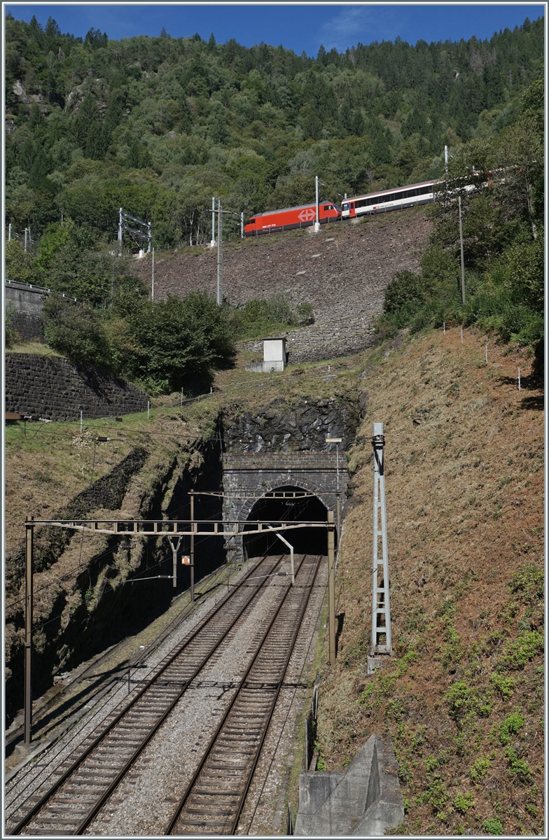 Im 1568 Meter langen Freggio-Kreiskehrtunnel begegneten sich die beiden IC2, im Bild nun, wenn auch klein, der IC 2 nach Basel SBB der nun nach Rodi-Fieso weiter färht. 

4. Sept. 2023