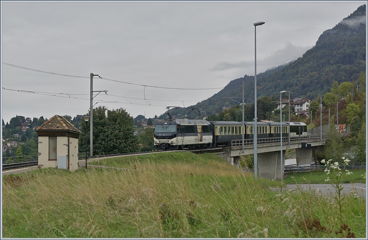 Im Herbst 2019 und nur für wenige Tage verkehrte der MOB Belle Epoque Zug statt mit Alpina ABe 4/4 / Be 4/4 (im Sandwich) mit einer Ge 4/4. Im Bild die MOB Ge 4/4 8001 mit dem Belle Epoque Zug kurz vor Châtelard VD auf der Fahrt nach Montreux.

4. Okt. 2019