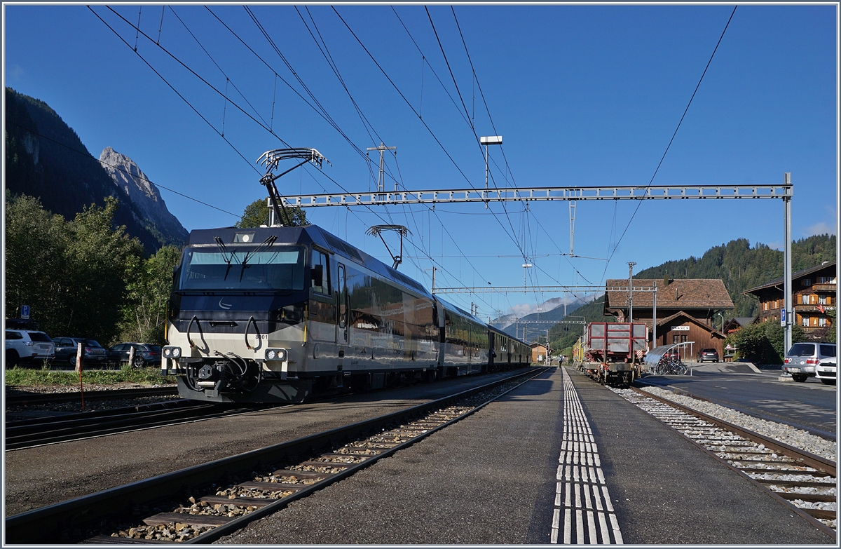 Im Herbst 2019 und nur für wenige Tage verkehrte der MOB Belle Epoque Zug statt mit Alpina ABe 4/4 / Be 4/4 (im Sandwich) mit einer Ge 4/4. 
Im Bild die MOB Ge 4/4 8001 mit dem Belle Epoque Zug in Saanen. 

3. Okt. 2019 