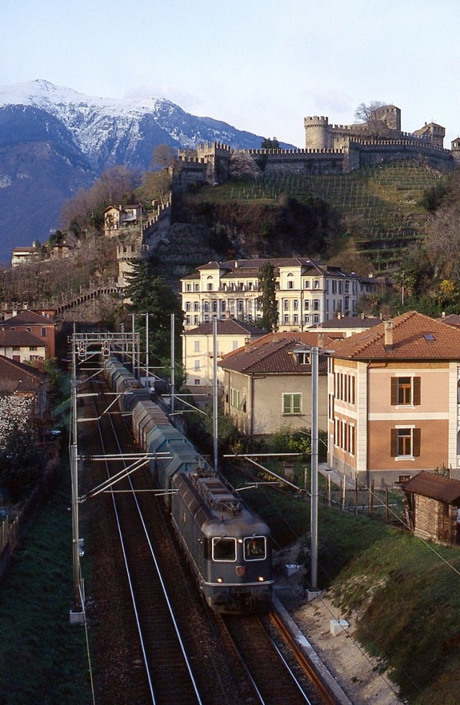 im M�rz 1993 durchf�hrt eine Re 6/6 mit einem G�terzug Bellinzona