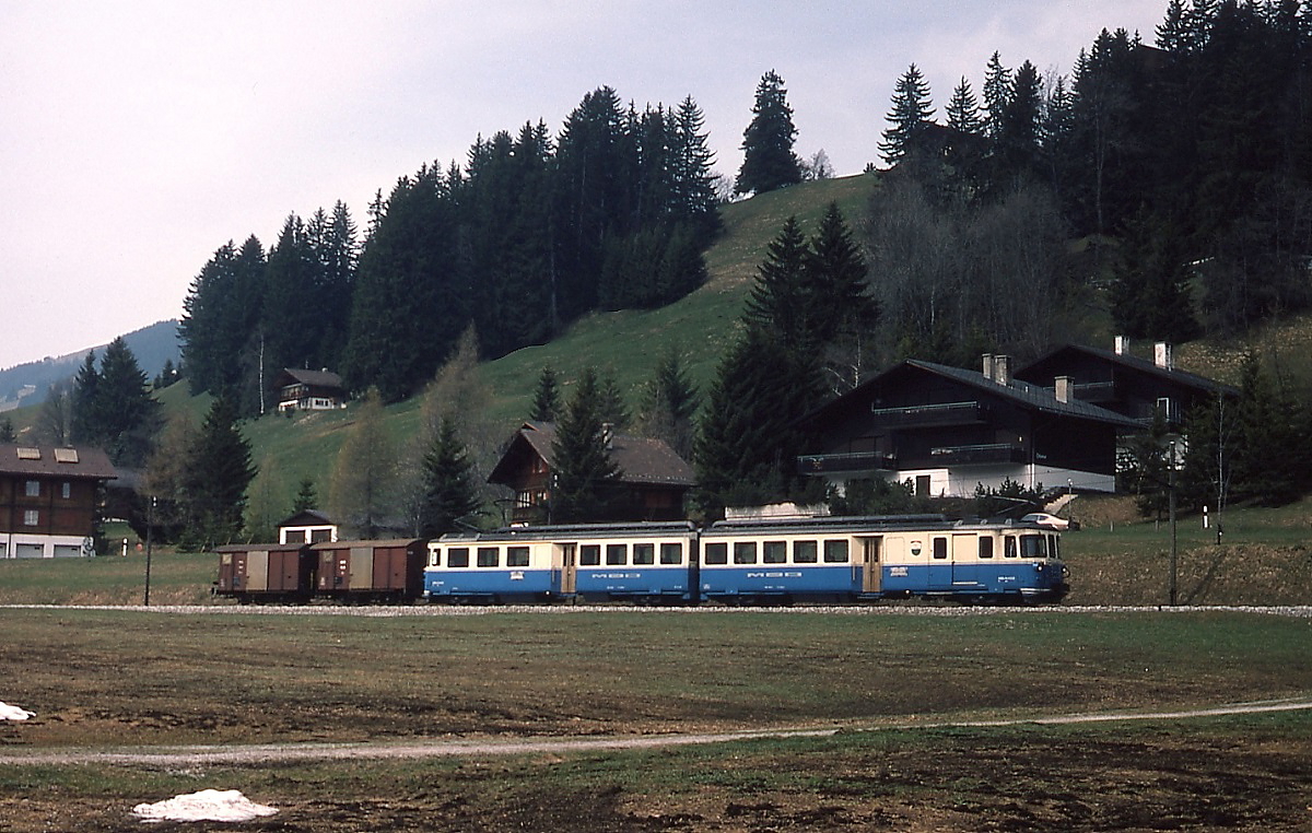 Im Mai 1981 ist ein unbekannter ABDe 8/8 der MOB zwischen Saanenm�ser und Sch�nried unterwegs