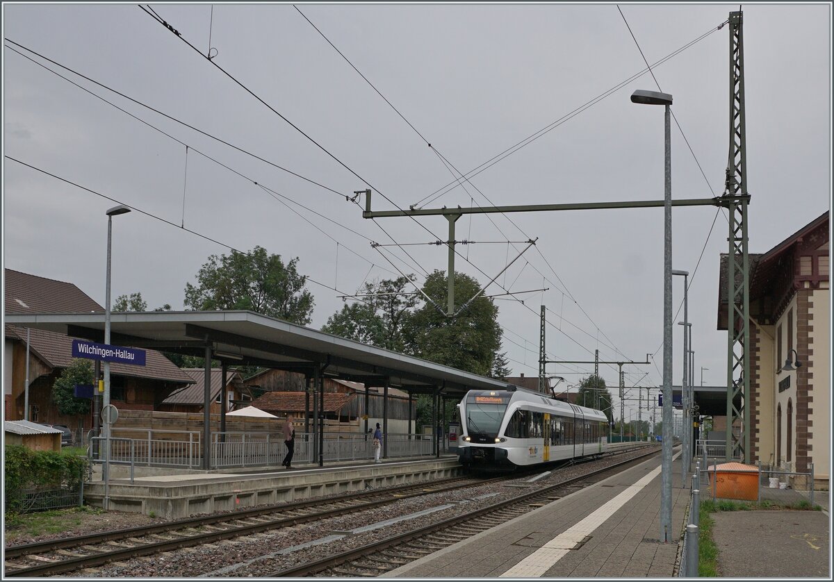 Im Regionalverkehr, nun im Halbstundentakt, verkehren Tubrbo GTW RABe 526, hier er RABe 526 040-6 von Erzingen nach Schaffhausen bei der Einfahrt in Wilchingen Hallau.

6. Sept. 2022