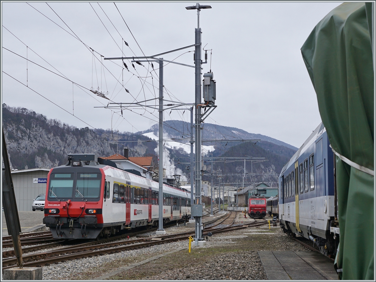 In Anbetracht der vielen verschiedenen Fahrzeuge die es jeweils in Balsthal zu sehen gibt,  zeigt sich der OeBB Regelverkehr eher nüchtern: ein SBB Domino erreicht von Oensingen kommend sein Ziel Balsthal.

21. März 2021