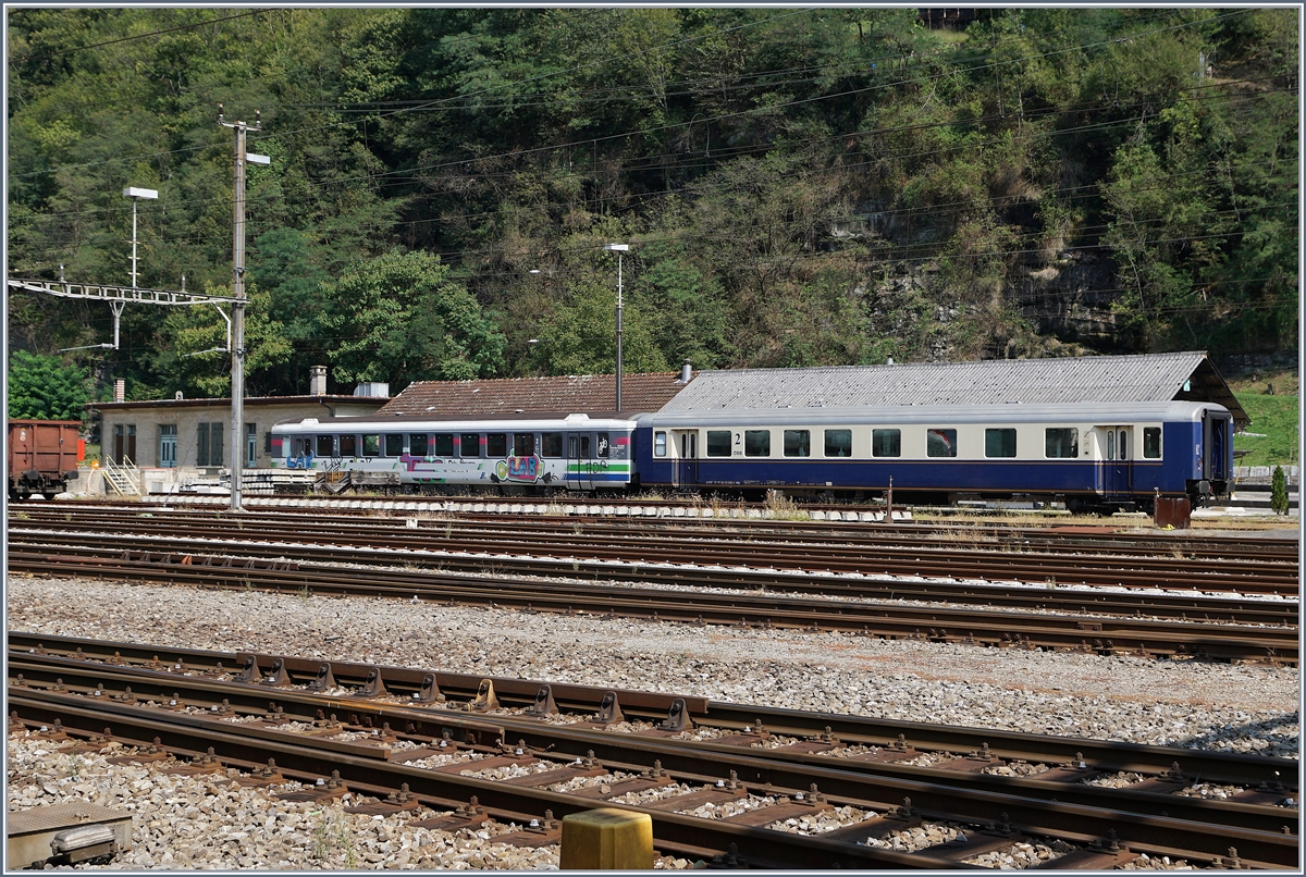 In Biasca steht neben eine Voralpenexpress-Wagen ein weiterer  Schlieren -Wagen, ein ABp (ex ÖBB, mit der Nummer 50 81 84-33 008-4. Sehr schön ist sind dabei die drei breiteren Fenster der Ersten Klasse gegenüber den fünd 2. Klasse Fenster zu erkennen. 

Beide Wagen, so glaube ich es jedenfalls zu erkennen, tragen die Besitzerabkürzung  DSF .  

13. Sept. 2020