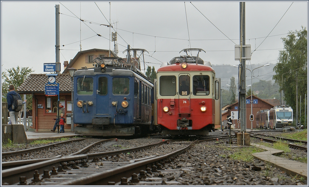 In Blonay treffen sich ein MOB BDe 4/4 (Serie 3000) und der CEV BDeh 2/4 74 im Rahmen des Blonay-Chamby Anlasses  il y 50 ans …   (Ende des Fahrplanbetriebes Blonay-Chamby 1966)

17. Sept. 2016