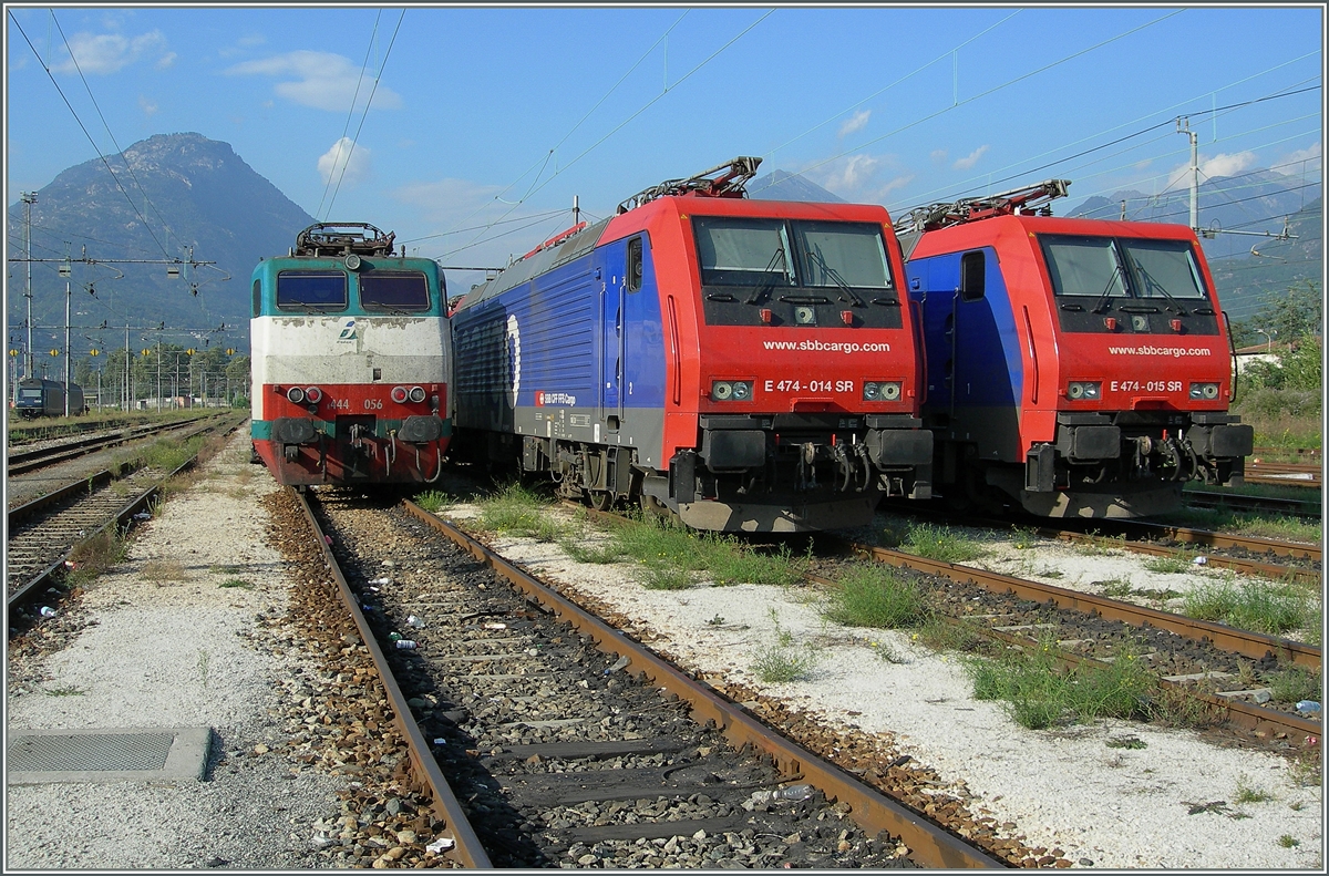 In Domosossola warten die FS E 444 056, die SBB Re 474 014 und 015, sowie im Hintergrund eine BLS Re 465, auf neuen Aufgaben.
