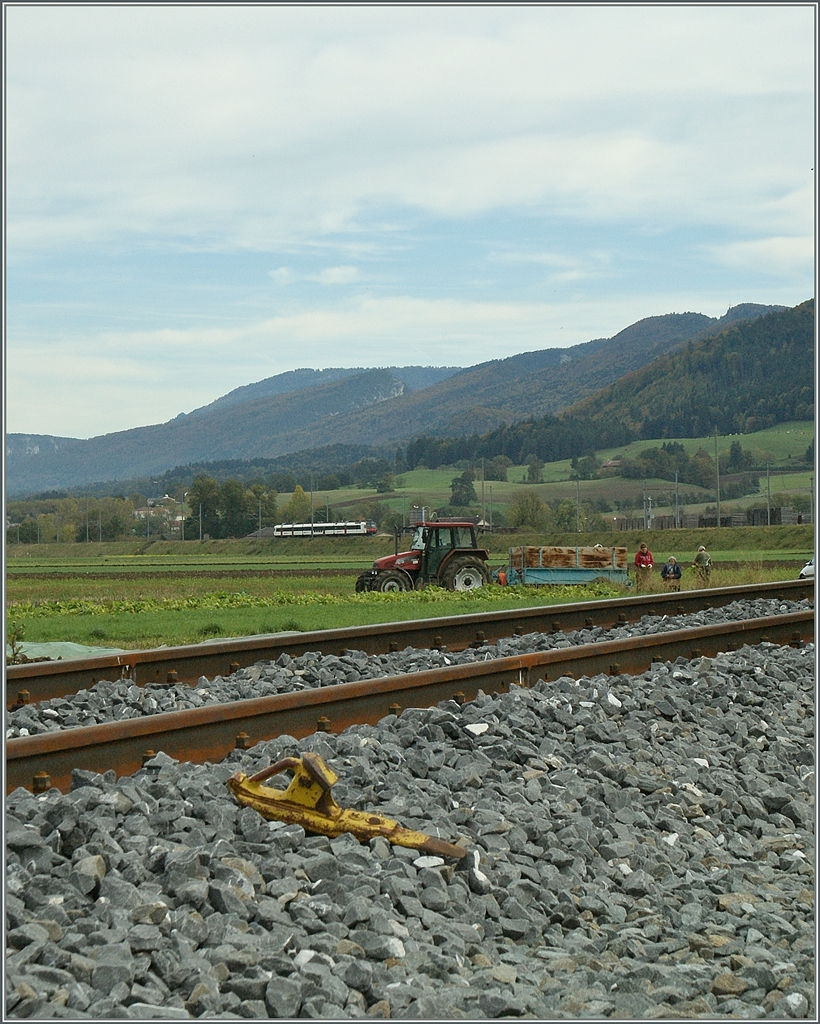In der Ferne ist ein  Domino  zu erkennen, der sich von Delémont kommend, Glovelier nähert. 
18. Okt. 2012