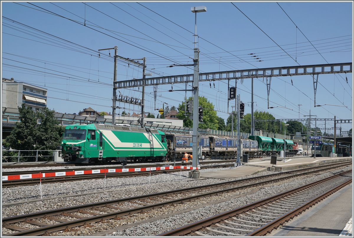 In Morges wartet die BAM MBC Ge 4/4 21 nun mit ihrem Kieszug auf die Abfahrt nach Apples.

19. Juli 2021