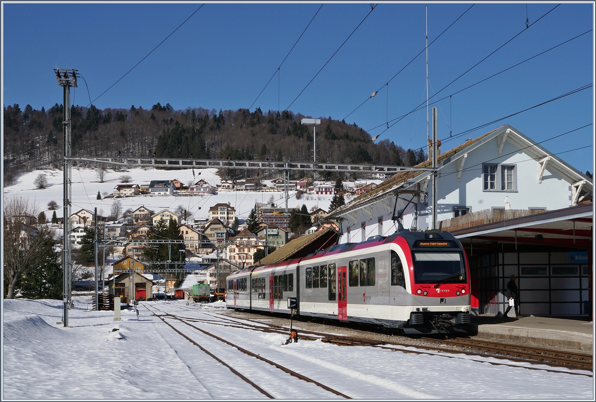 In St-Croix wartet ein TRAVYS SURF  Be 4/4, AB und Be 4/4 auf die Rückfahrt nach Yverdon.

14. Februar 2017