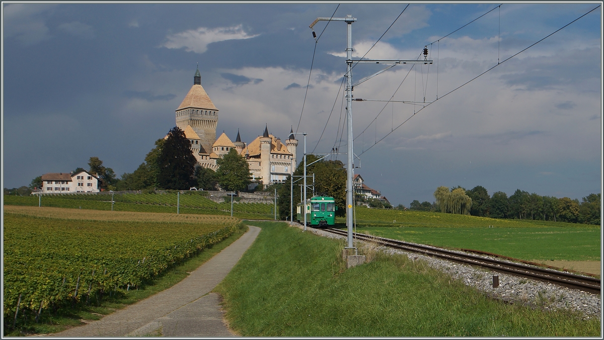 In weiten Bögen führt die Strecke der BAM am das sanft ansteigende Gelände des Jurasüdfusses Richtung Biere; hier ist beim Château de Vufflens ein BAM Regionalzug unterwegs.
8. Sept. 2014