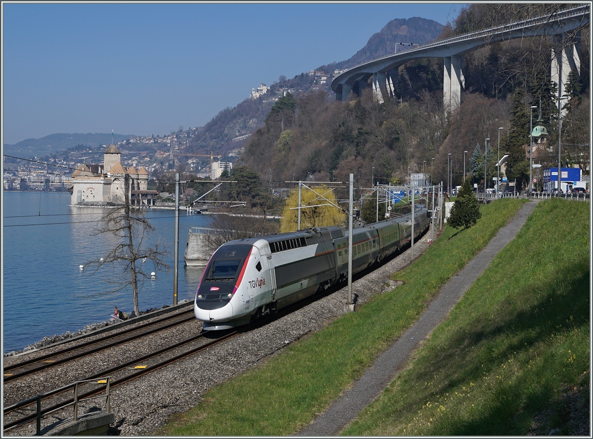Internationaler Verkehr beim Château de Chillion: eine knappe Stunde später fährt der TGV Lyria von Paris nach Brig bei Chateau de Chillon vorbei. 
Beim genauen hinsehen bemekrt man dass der TGV eine  falsche  Nase hat. 
19. März 2016