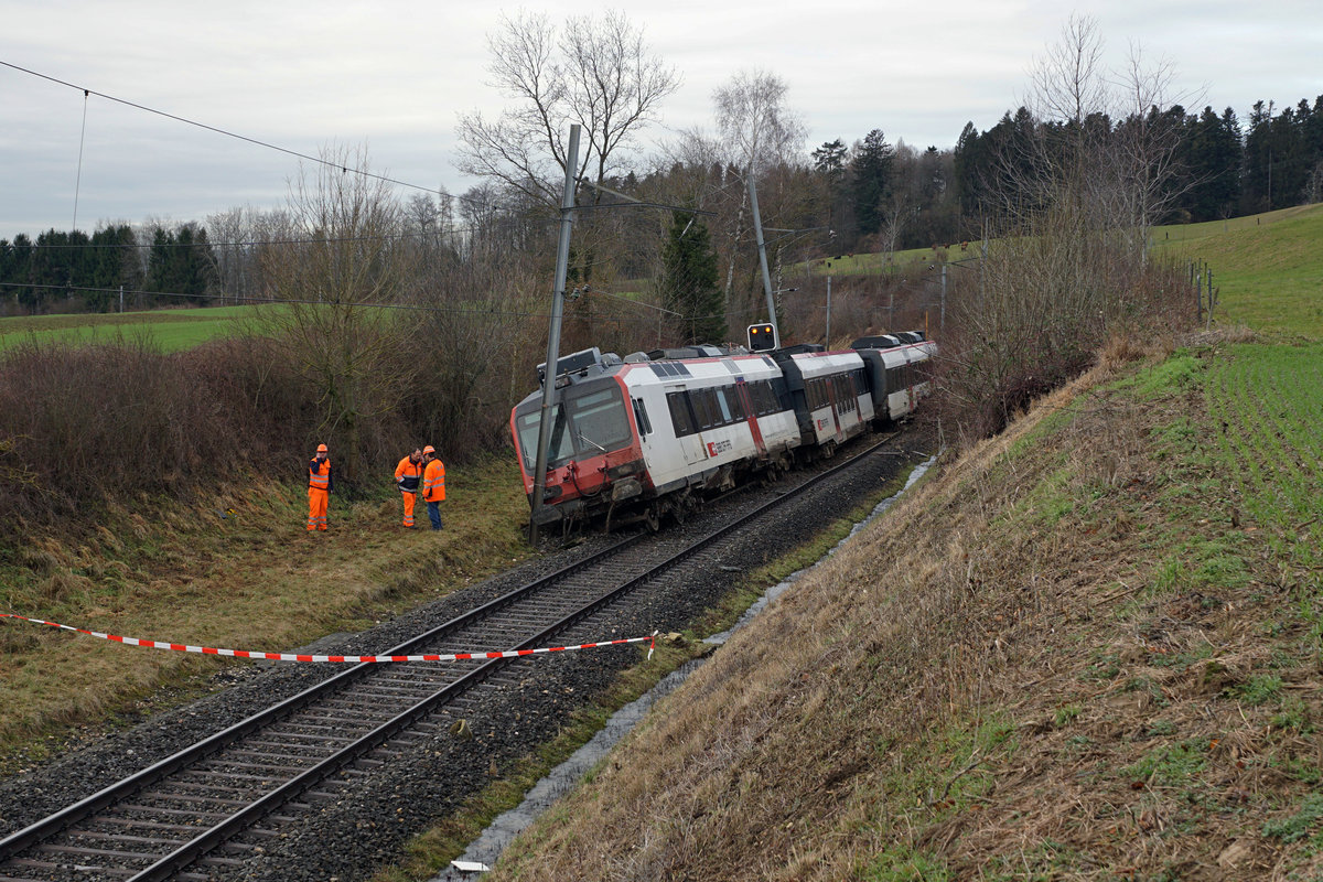 JAHRESR�CKBLICK 2018
von Walter Ruetsch
Serie Nr. 1
Bei Lommiswil entgleiste am 22. Januar 2018 nach einem Erdrutsch ein Zug. Der dreiteilige Domino mit dem Triebwagen RBDe 560 253 musste w�hrend der Nacht geborgen werden, da der Kran ab Basel, Del�mont, Moutier erst am sp�ten Nachmittag in Oberdorf eintraf. Die Strecke blieb mehrere Tage unterbrochen, es verkehrten Ersatzbusse.
Fotostandort vor Abschrankung auf dem freien Feld erlaubt.

