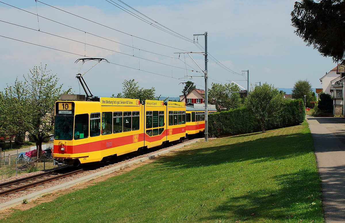 Kurz vor Fl�h ist der Be 4/8 der BLT am 08.08.2015 unterwegs. Das Zielschild  Rodersdorf  stimmt nicht, wegen Bauarbeiten endete die Linie 11 in Fl�h.