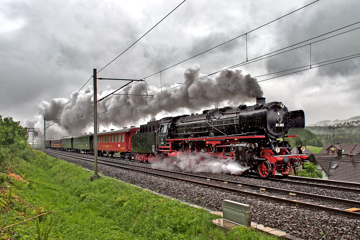 Kurz vor einer Regenpause dampft die 01 202 mit einem Sonderzug an den Bodensee,im str�menden Regen die Steigung bei Schwarzenbach/Wil hinauf.Bild Mai 2015