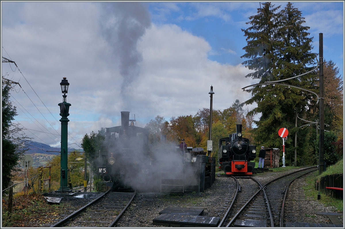  LA DER 2020 du Blonay-Chamby  / Saison Abschluss der Blonay-Chamby Bahn: Mit einem verstärkten Fahrplan und viel Dampf wird vor dem  Winterschlaf  (bzw. Arbeit im Dépôt Chaulin) nochmals viel Betrieb gemacht. Während die G 3/3 N° 5 (ex LEB, Baujahr 1890) in Chaulin schon kräftig dampft, wird die G 2x 2/2 N° 105 (Baujahr 1918) für die Nachmittagsdampfzüge zurecht gemacht.

24. Okt. 2020