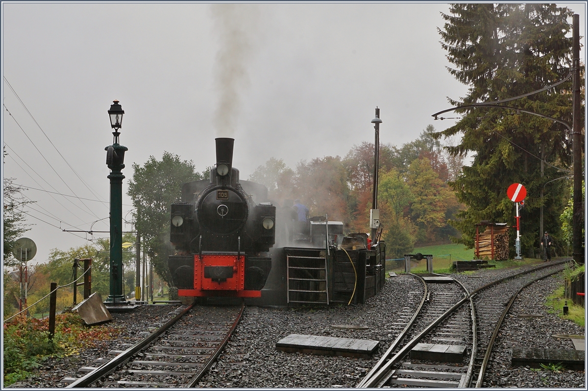 La Dernière du Blonay - Chamby - das 50. Jahre Jubiläum beschliesst die Blonay Chamby Bahn mit einer Abschlussvorstellung und liess es auch nochmals so richtig dampfen (und rauchen): In Chaulin wird die SEG G 2x 2/2 105 versorgt um später nach Blonay zu fahren.
27. Oktober 2018