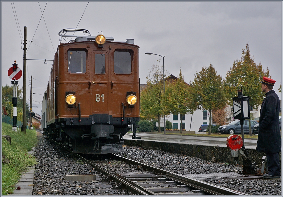 La Dernière du Blonay - Chamby - das 50. Jahre Jubiläum beschliesst die Blonay Chamby Bahn mit einer Abschlussvorstellung und zeigt ihre  Schätze  in einem abwechslungsreichen Betrieb am letzten Saisonwochenende, wie hier die Bernina Bahn Ge 4/4 81 bei der Ankunft in Blonay.
27. Oktober 2018