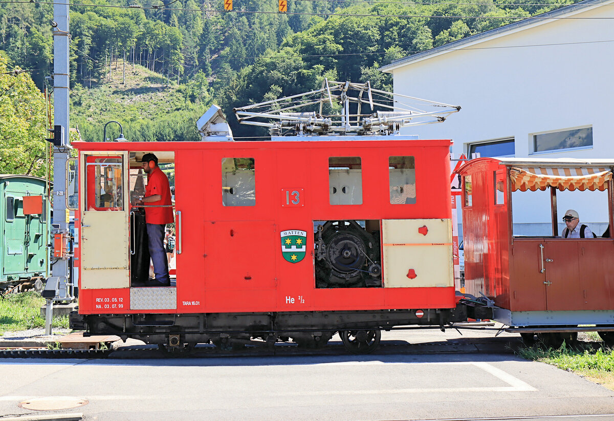 Lok 13 der Schynigen Platte Bahn ist eine Originallok dieser Strecke aus dem Jahr 1914. Hier kommt sie mit geöffnetem  Kamin  und geöffneter Seitenwand in den Bahnhof Wilderswil gefahren. 23.August 2022 