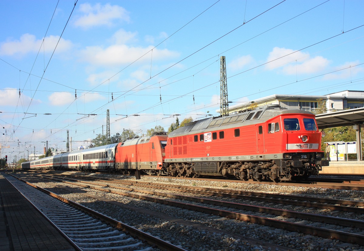 MEG 318 (232 690) mit einer 101er im Schlepp am 26.Oktober 2014 in M�nchen-Heimeranplatz.