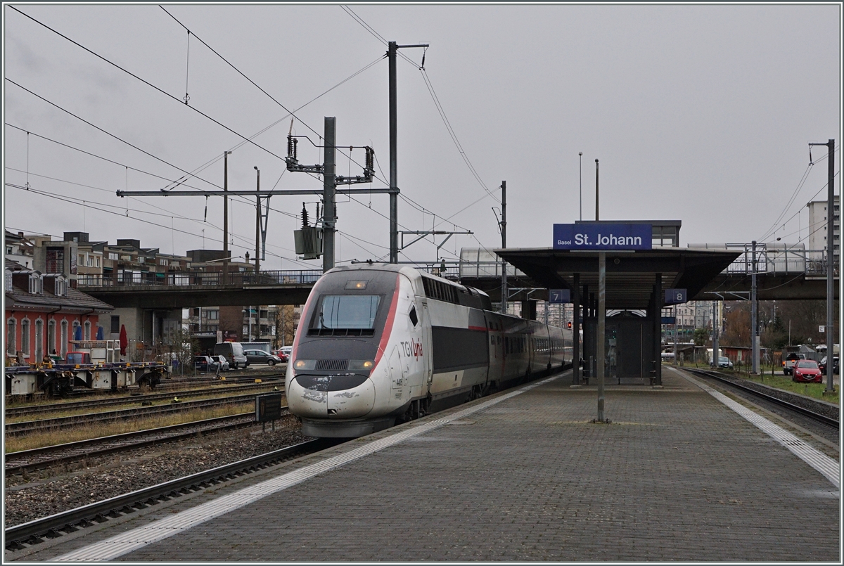 Meist wird die  Spanischbrötlibahn  von Baden nach Zürich von 1847 als erste Bahn in der Schweiz gefeiert, doch schon 1844 konnte man in der Schweiz mit dem Zug fahren und dies erst noch international: Von St-Louis im Elsass wurde die Strecke nach Basel eröffnet.
Auch heute ist diese Stecke eine wichtige Verbindung ins Elsass, nach Paris und den Benelux. 
Auf dem Bild ist er TGV Lyria 9214 von Bern nach Paris bei der Durchfahrt in Basel St. Johann zu sehen.
5. März 2016
