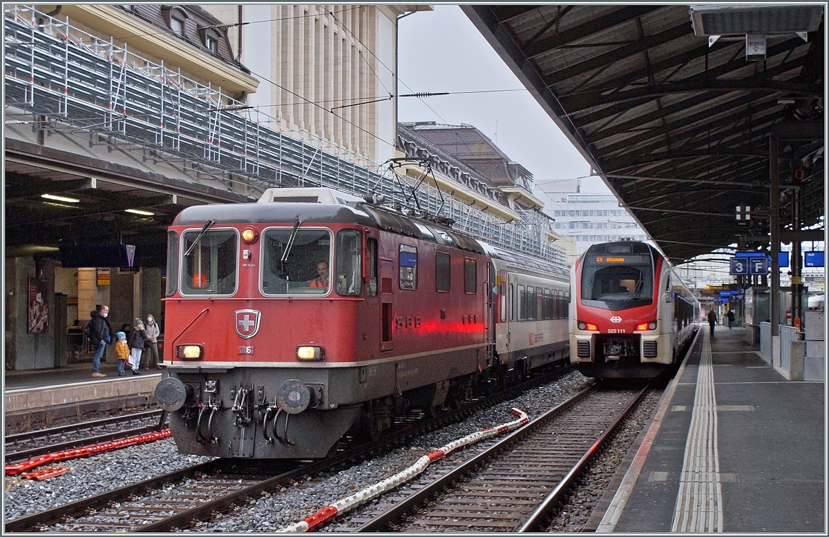 Mit dem Fahrplanwechsel Mitte Dezember endet in der Westschweiz der Planmässige Einsatz der Re 4/4 II vor Reisezüge. Im Bild rangiert die SBB Re 4/4 II 11116 (Re 91 85 420 116-6 CH-SBB) in Lausanne den am Morgen angekommen IR von Neuchâtel für die Rückfahrt am Abend. Erfreulicherweise wurde für diesen Dienst sogar eine der sonst hier kaum mehr anzutreffenden Re 4/4 II der 1. Serie eingeteilt. 

8. Dezember 2021