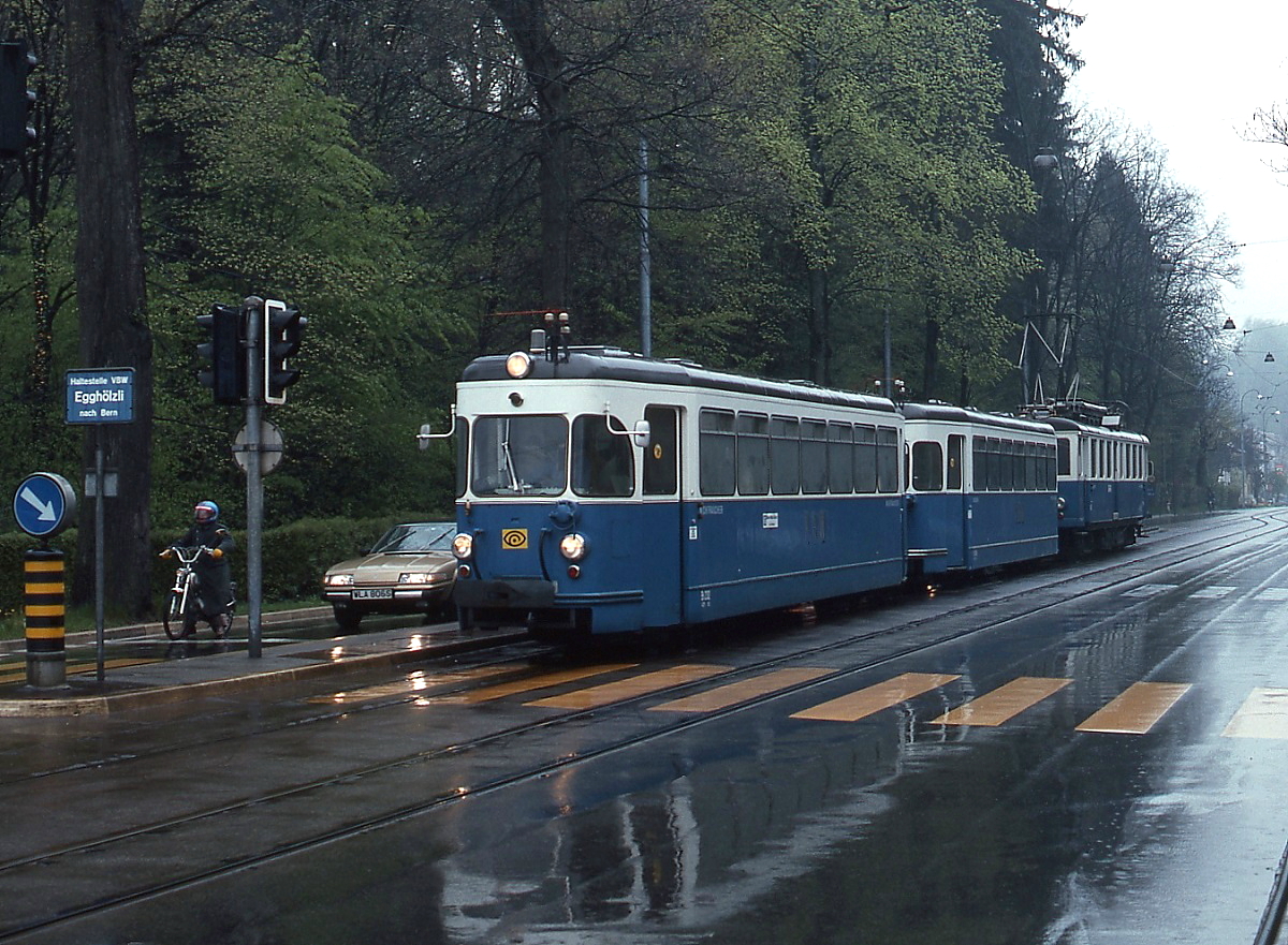 Mit dem Steuerwagen an der Spitze ist ein BDe 4/4 der Vereinigten Bern-Worb-Bahnen an der Haltestelle Eggh�lzli eingetroffen (Mai 1980). Steuer- und Beiwagen stammen von der 1968 eingestellten Kleinbahn Pforzheim-Ittersbach in Baden-W�rttemberg.