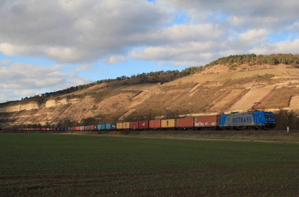 Mit einem langen Containerzug war die  Metrans  185 510-5 am 20. Februar 2014 bei Th�ngersheim im Maintal unterwegs.