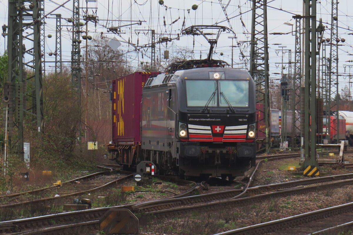 Mit etwas Zoom wurde SBBCI 193 701 samt Hannibal-KLV beim Ausfahrt in Emmerich am 16 März 2024 fotografiert.