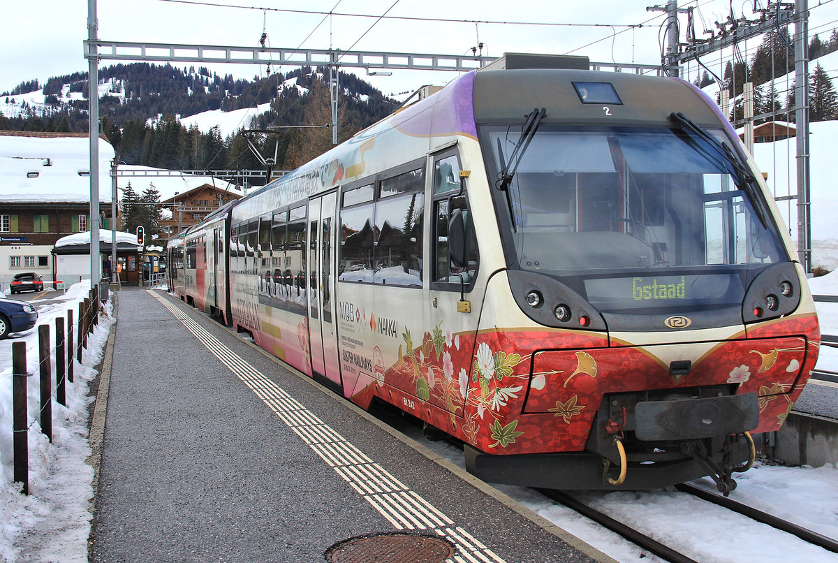 MOB Zug 5002 in Saanenmöser. Gut zu sehen ist das etwas andere Profil des Original-Triebwagens (1976) und der beiden Steuerwagen (2008). 4.Februar 2021 